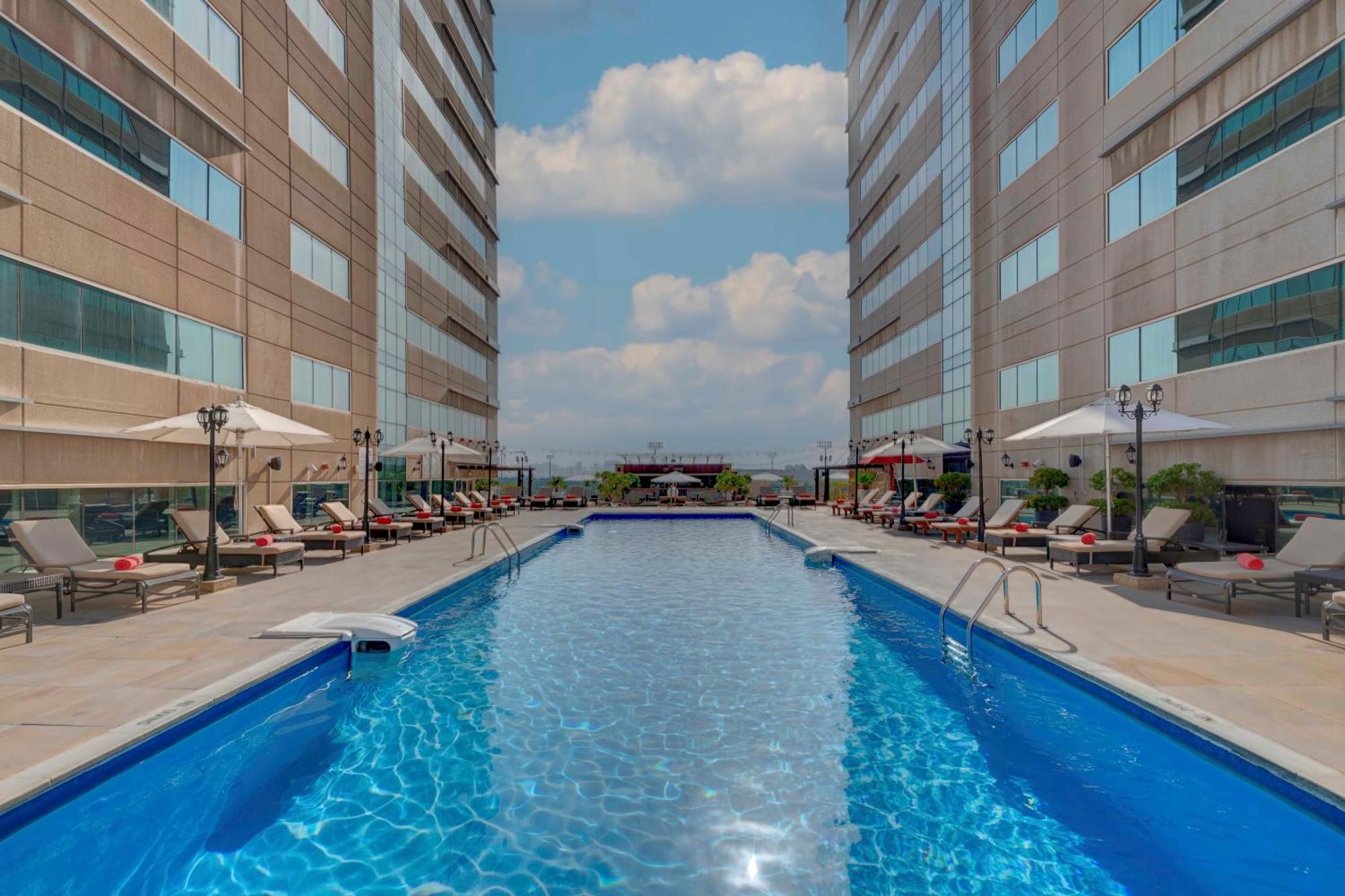 Hotel Media Rotana Dubái Exterior foto The swimming pool at the hotel