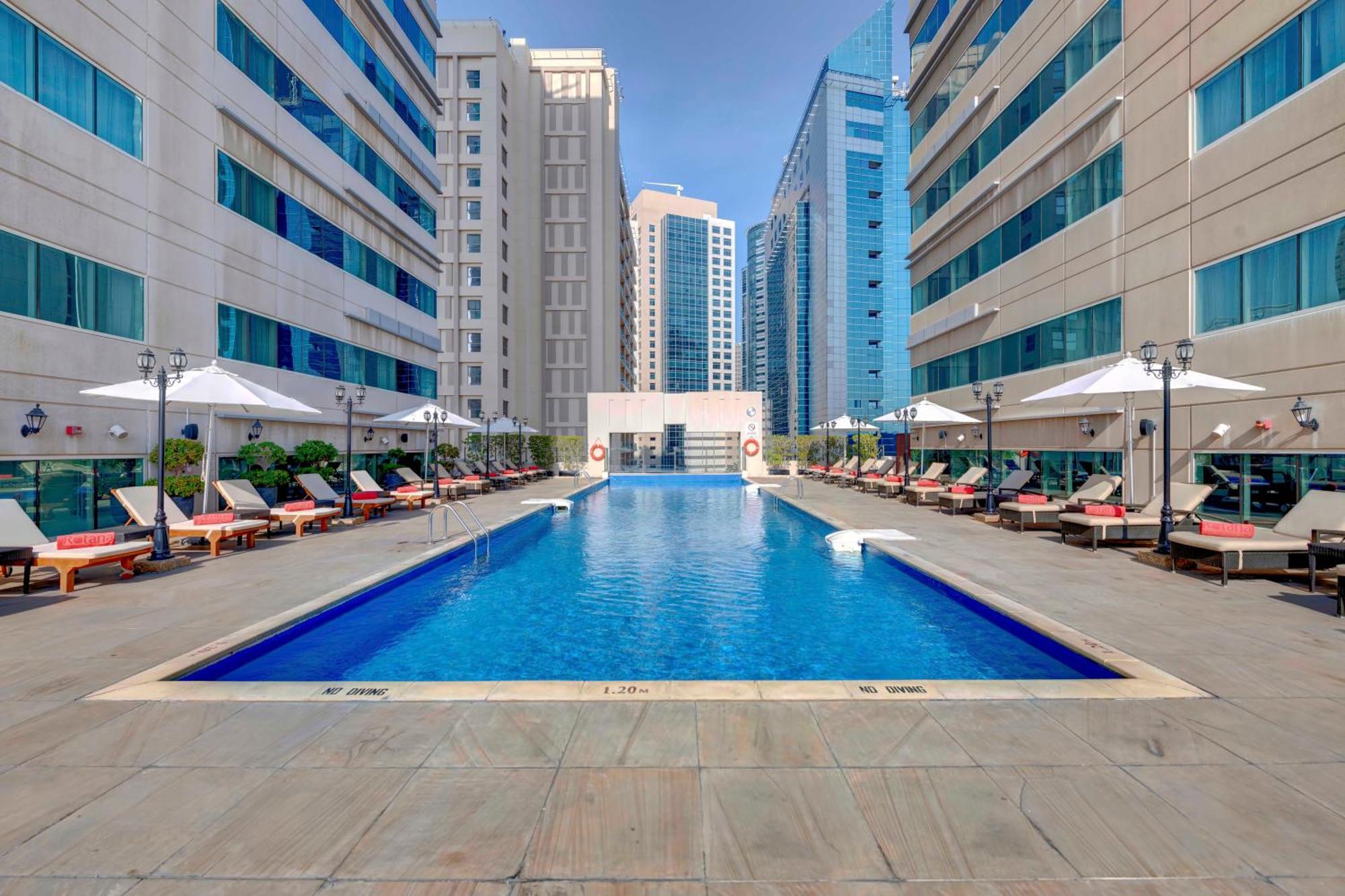 Hotel Media Rotana Dubái Exterior foto The swimming pool at the hotel