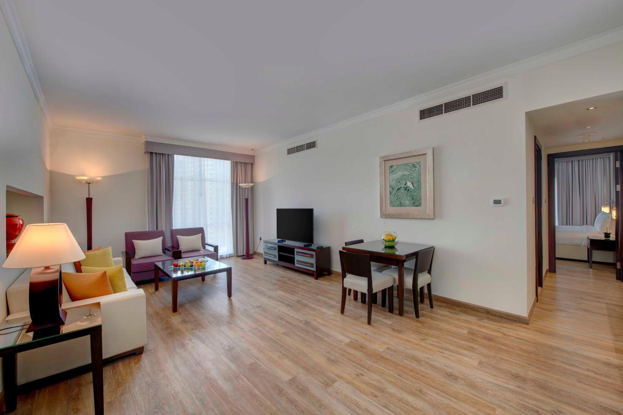 Hotel Media Rotana Dubái Exterior foto A living room in a typical apartment