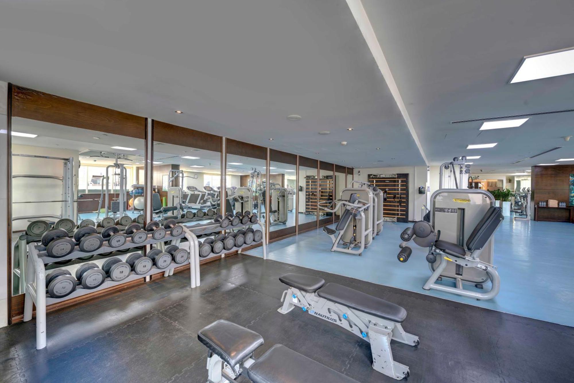 Hotel Media Rotana Dubái Exterior foto The gym at the hotel