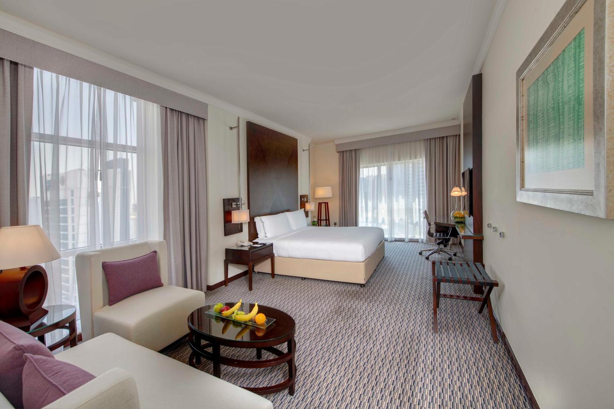 Hotel Media Rotana Dubái Exterior foto A room at the hotel
