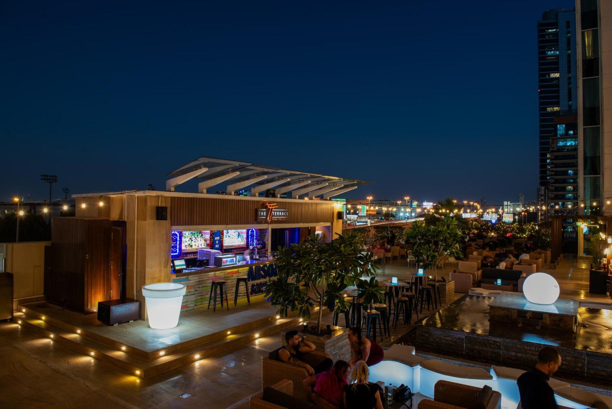 Hotel Media Rotana Dubái Exterior foto Sky Bar