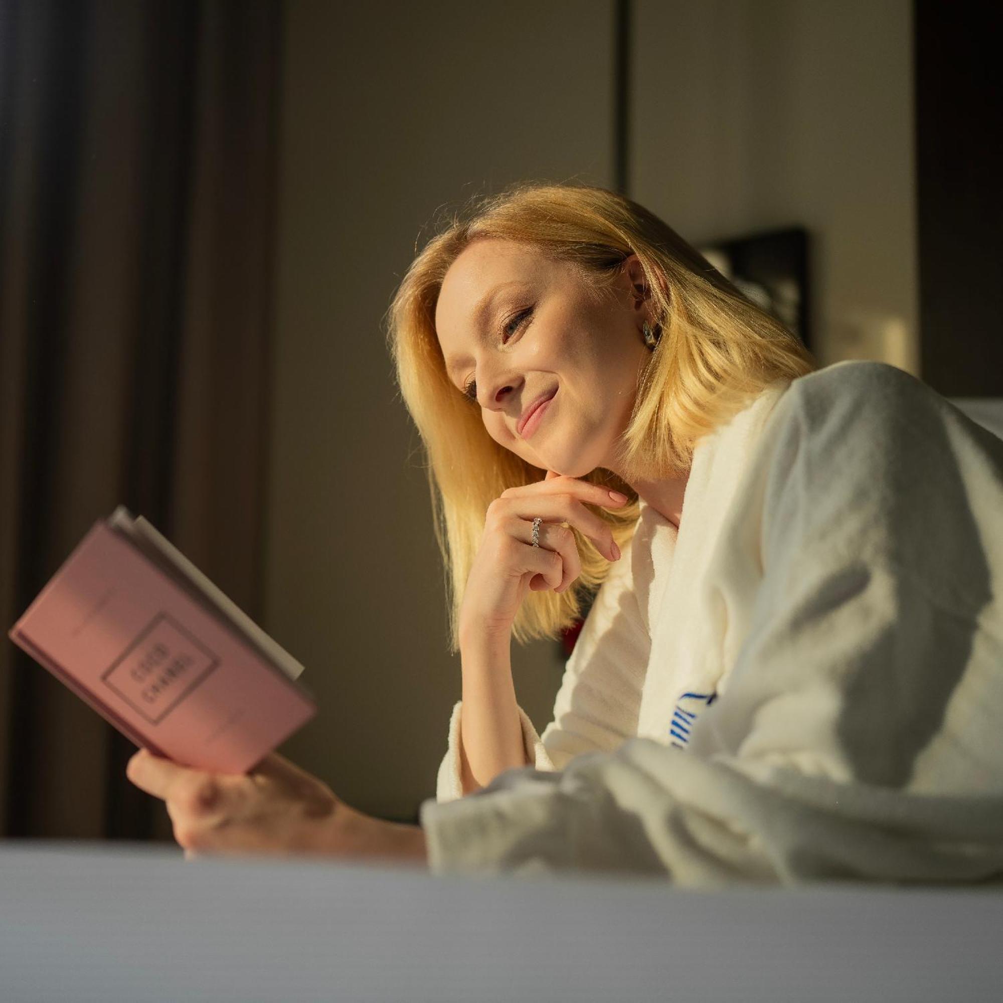 Hotel Media Rotana Dubái Exterior foto A woman reading a book